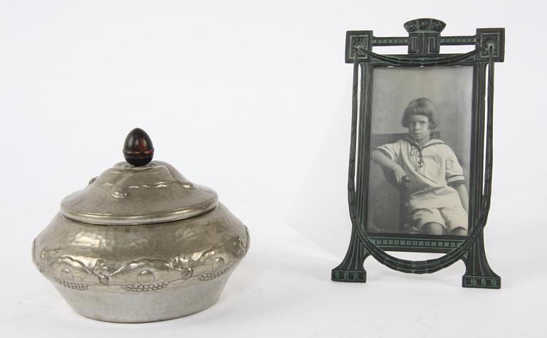 FOTOGRAFIRAM och DOSA MED LOCK, 2 delar, jugend. 1900-talets början.