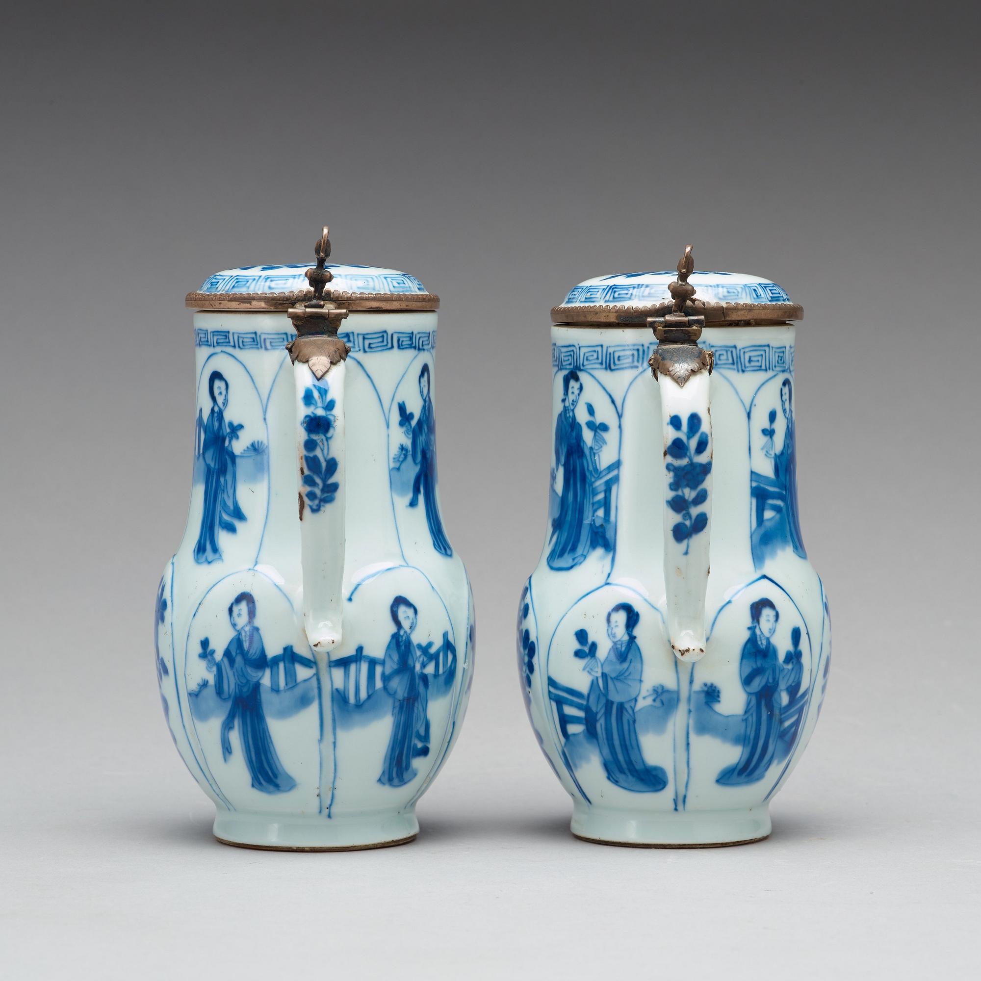 A pair of blue and white tankards, Qing dynasty, Kangxi (1662-1722).