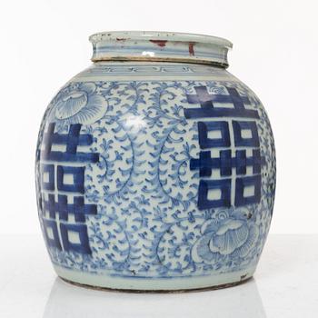 A Chinese blue and white porcelain jar with cover, Qing dynasty, 19th century.
