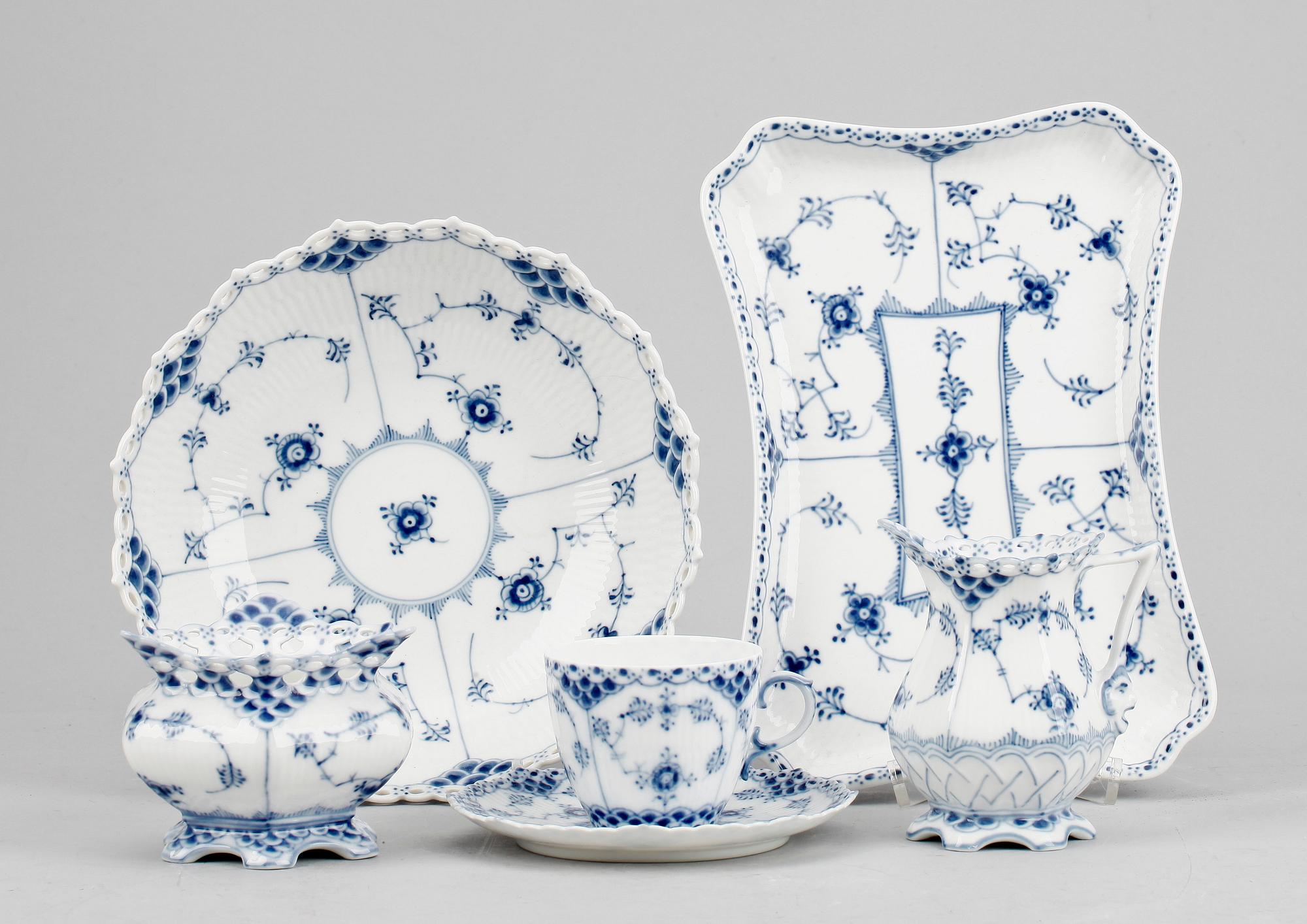 KAFFESERVISDELAR, 29 st, porslin, "Musselmalet", Royal Copenhagen.