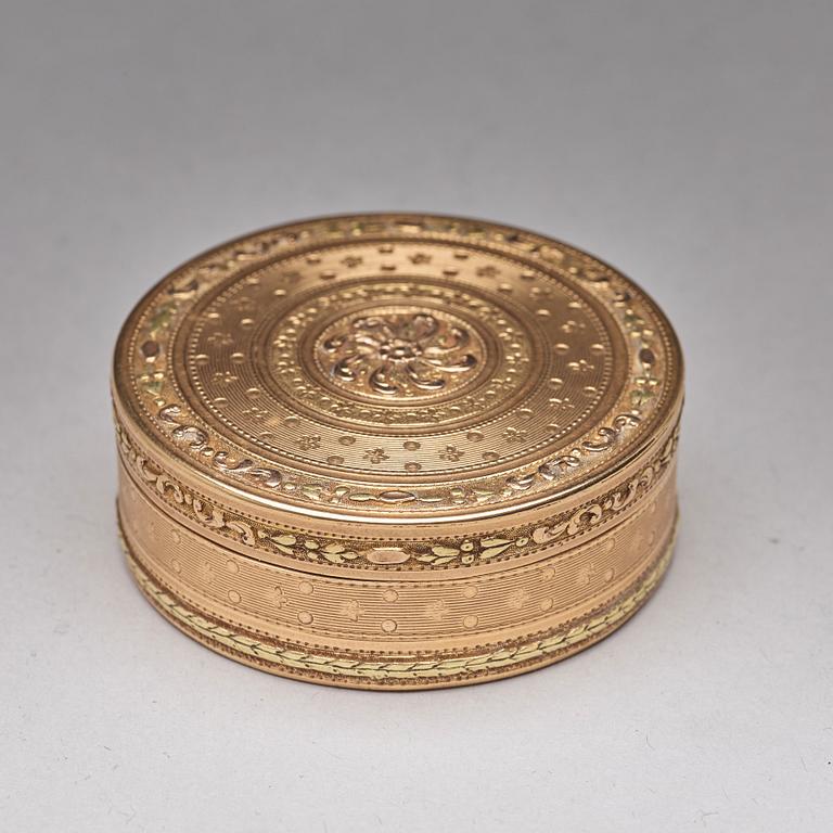 A French late 18th century gold en deux couleurs box, Paris 1791.