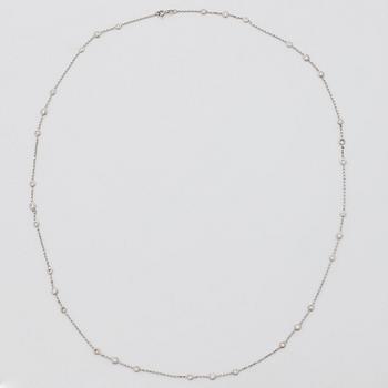 A diamond long chain in 18K white gold set with round brilliant-cut diamonds.