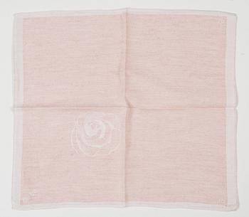 DUK OCH SERVIETTER, 12 st. "100 rosor". Damast. Duken 307 x 149,5 cm, servietterna ca 46 x 42 cm vardera. Signerade TL (Tampella). Komponerade av Dora Jung.