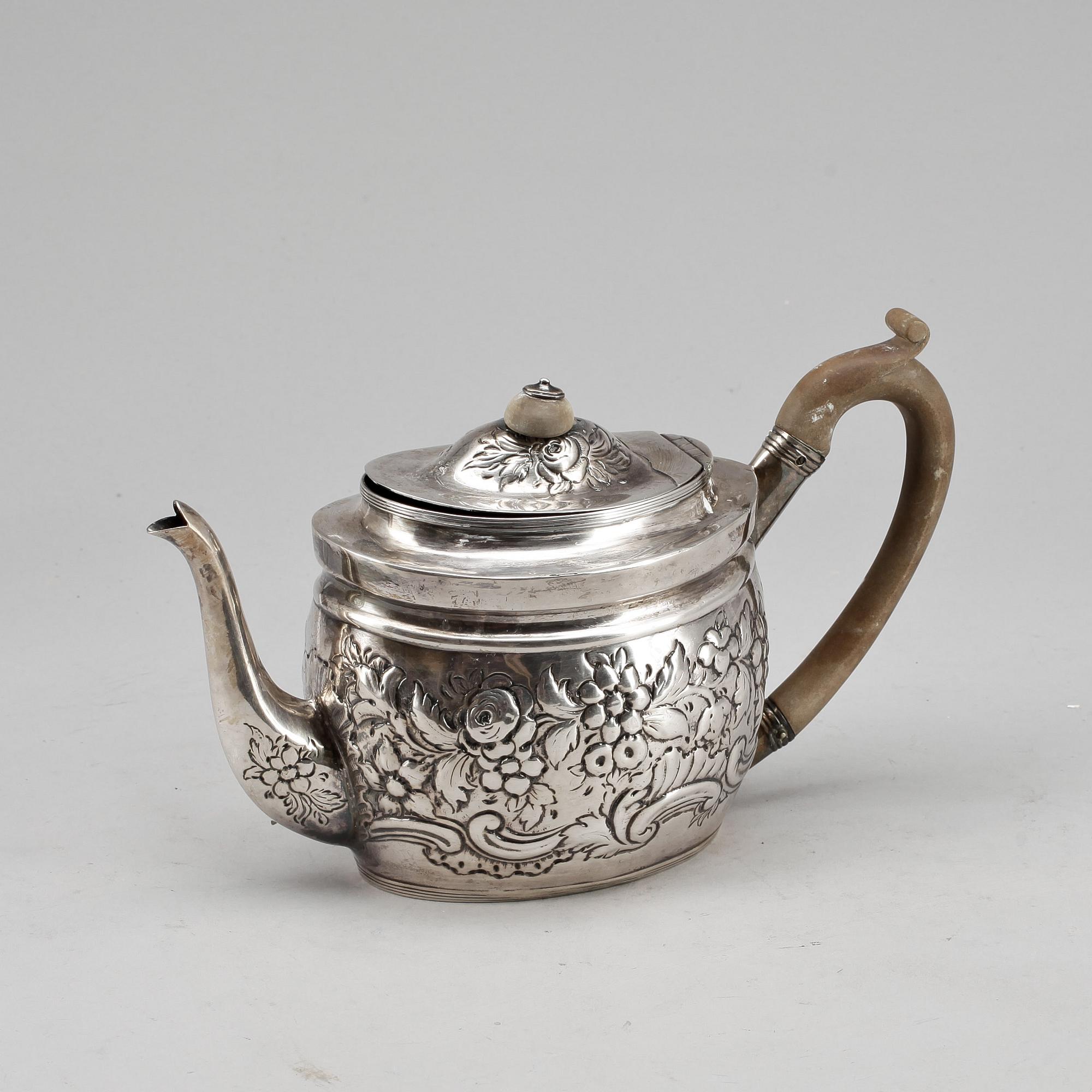 TÉKANNA, silver, oidentifierad smed med monogram CF, London, England, år 1800. Total vikt ca 422g.
