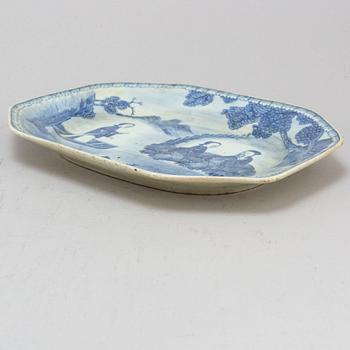 Five Chinese blue and white porcelain objects, 20th century.