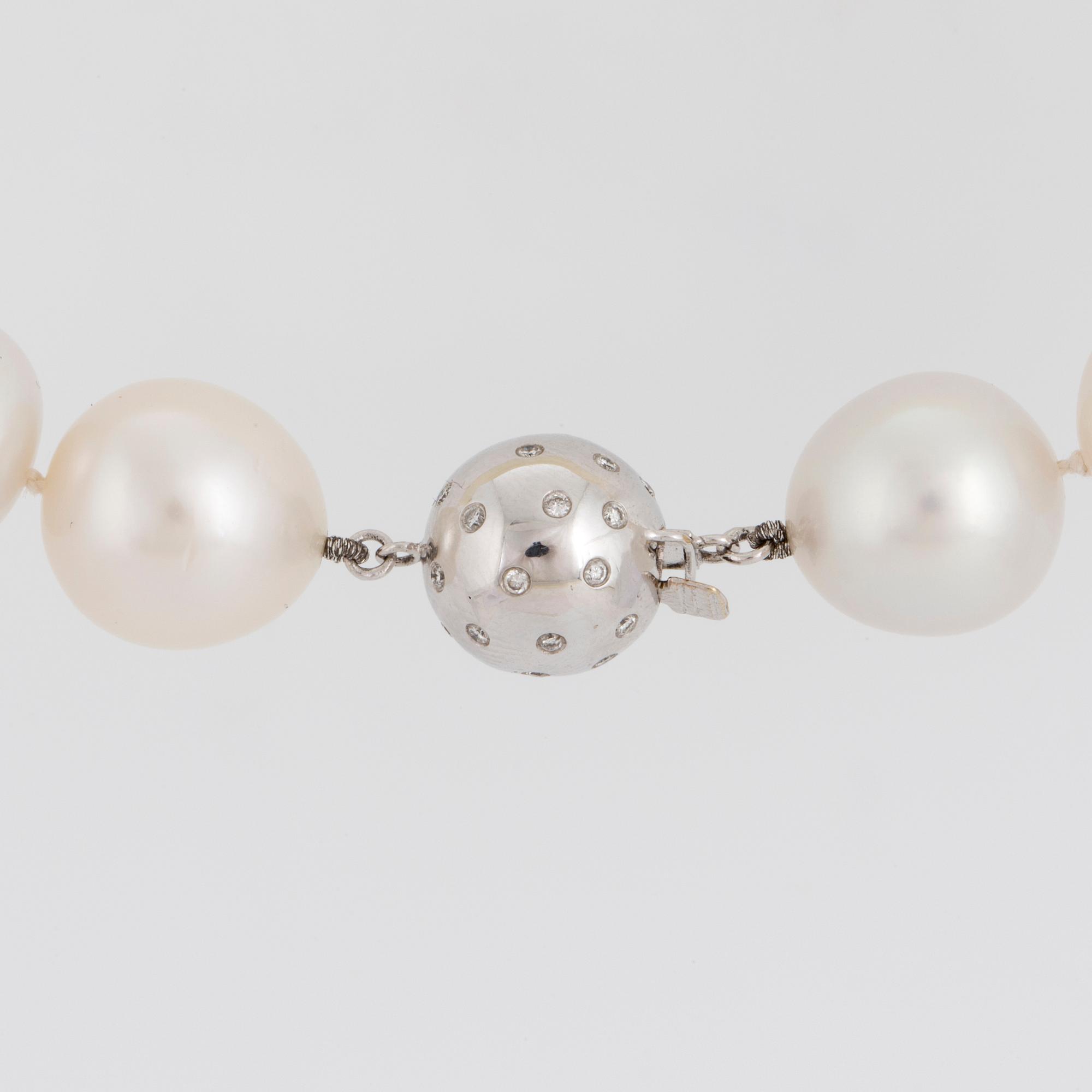 NECKLACE, cultured South Sea pearls, irregular shape 12.5-15.8 mm. Clasp, 14 carat white gold with diamonds.