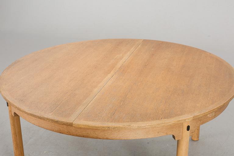A BÖRGE MOGENSEN TABLE AND 6 OAK CHAIRS+ STOOL.