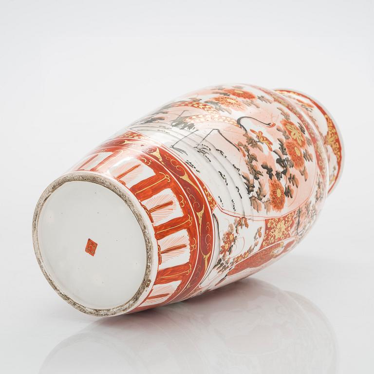 A Japanese porcelain vase from the Meiji period (1868-1912) .