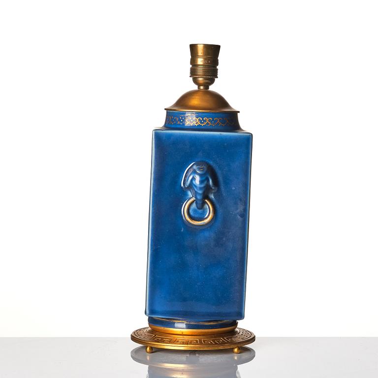 A Chinese vase, made in to a lamp late Qingdynasty/early 20th Century.