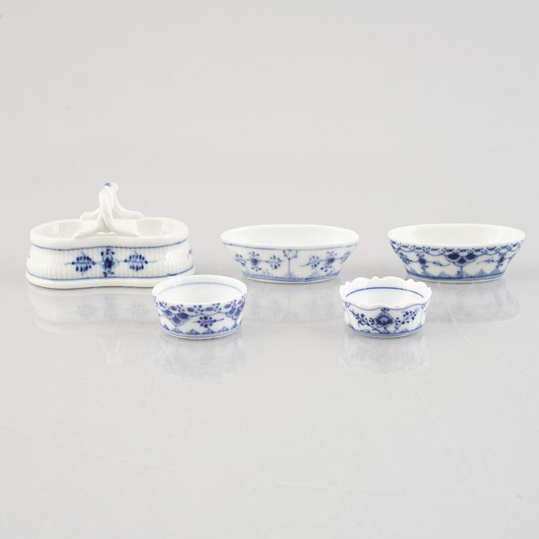 A group of five "Blue fluted" / "Musselmalet riflet" porcelain salt cellars, Royal Copenhagen, 1898-1923 and later.