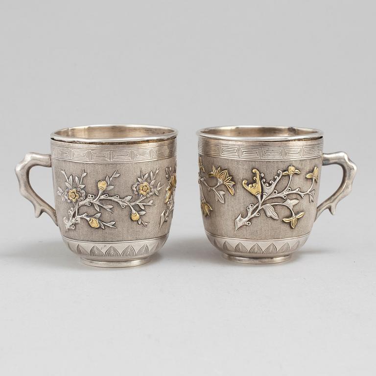 MUGGAR, ett par med INSATSER, silver. Kina, tidigt 1900-tal.