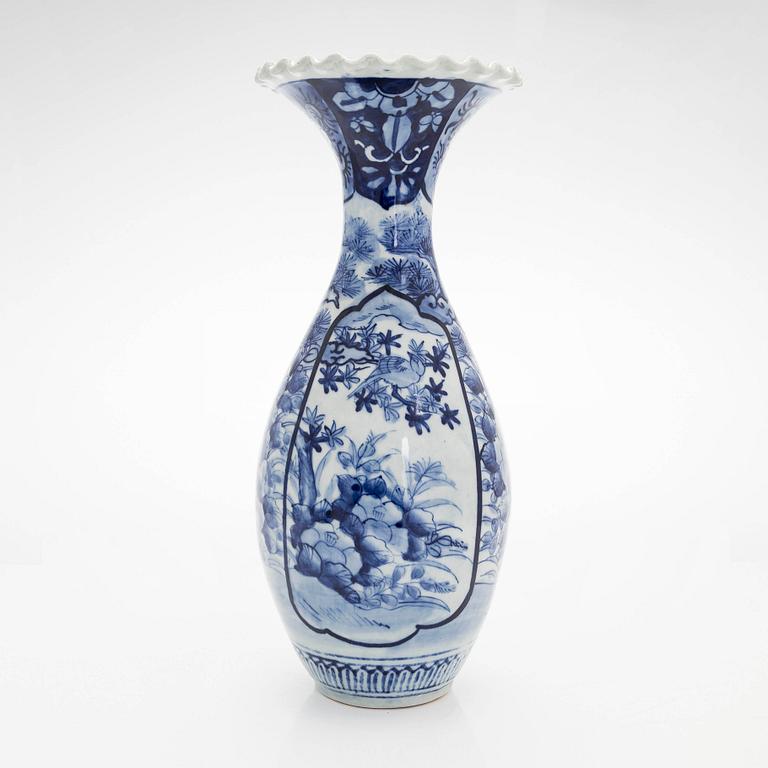 Mugg, porslin, Japan, Meiji (1868-1912) och vas, Meiji, tidigt 1900-tal.