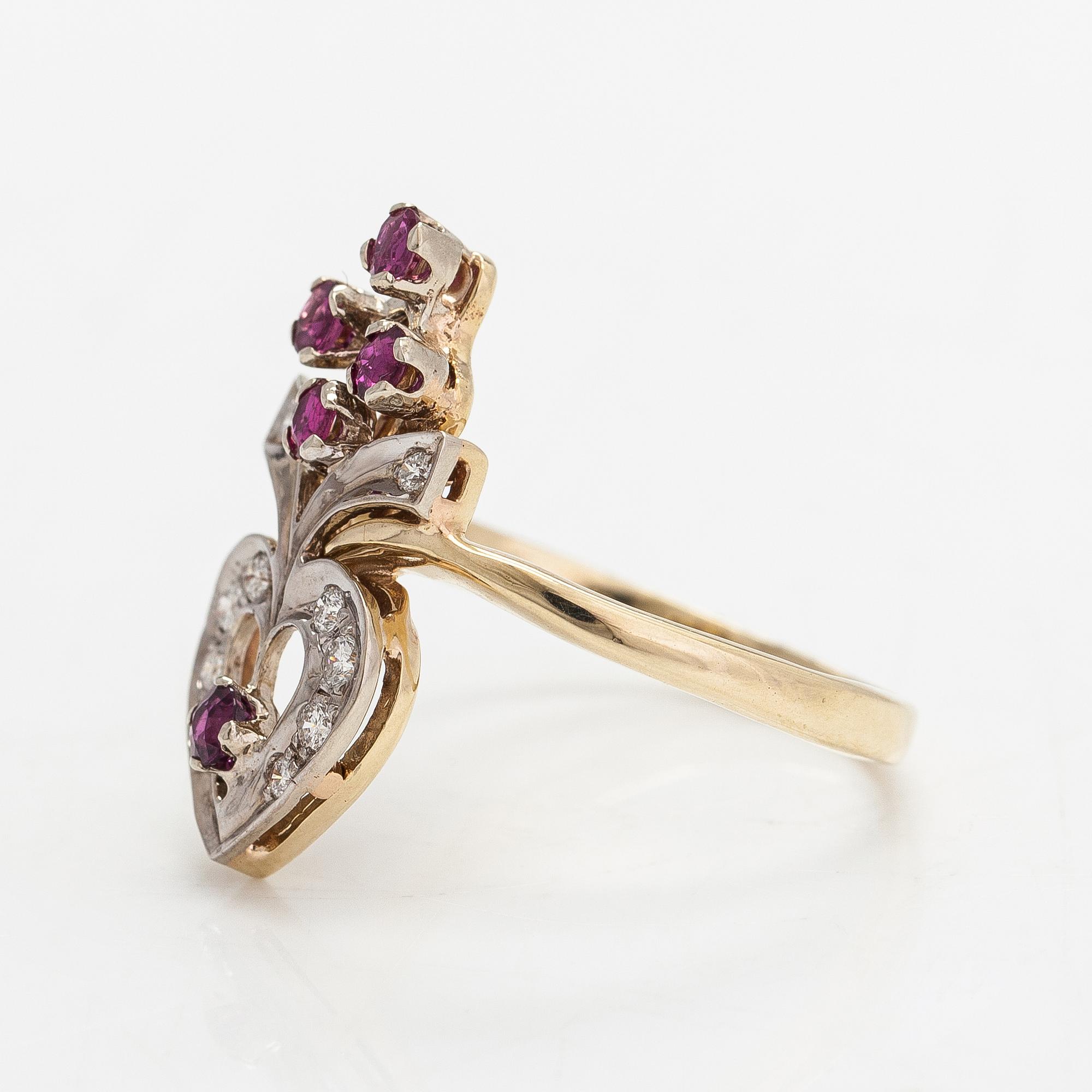 A 14K gold ring with diamonds ca. 0.14 ct in total and rubies.