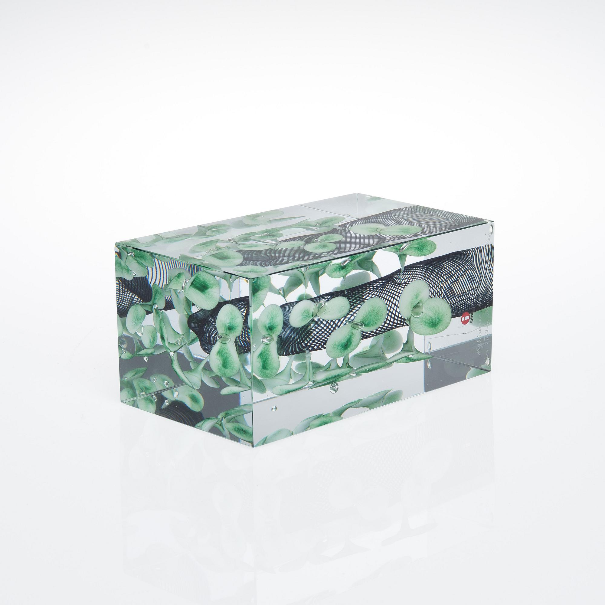 OIVA TOIKKA, A GLASS CUBE. Myöhäinen kevät (Late spring). Signed Oiva Toikka, Nuutajärvi 2008 112/200.