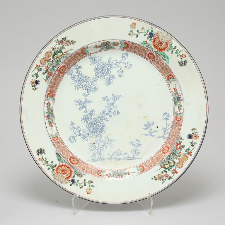 A pair of famille verte plates and a serving dish, Qing dynasty, 18th century.