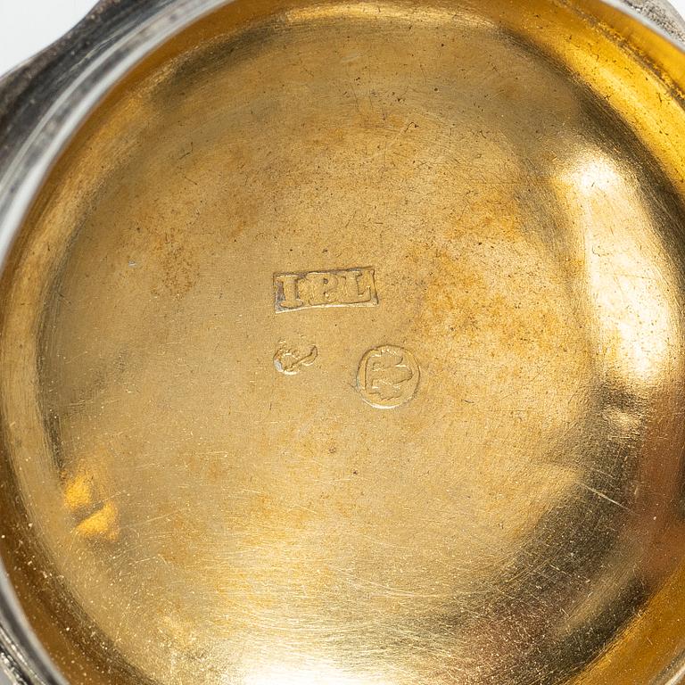 A set of three silver snuff boxes, 18th/19th century.