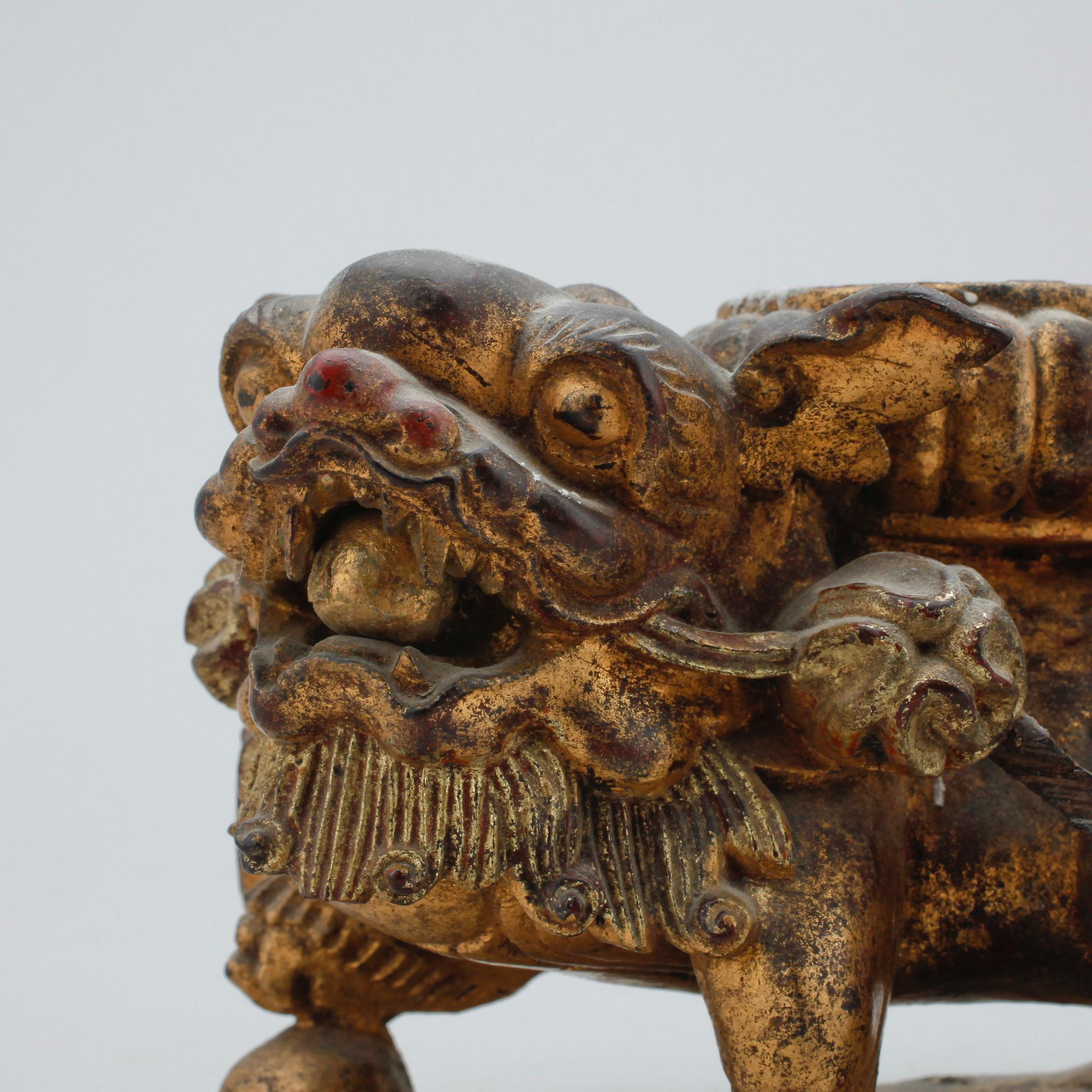 LJUSSTAKAR, ett par. Trä. Orientaliska. 1900-tal.