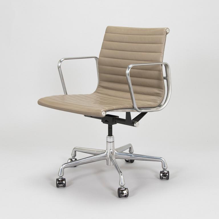 Charles and Ray Eames, office chair model EA335, Herman Miller 2008.