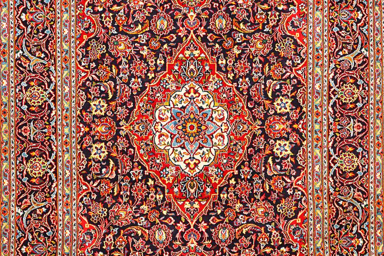 A Mahal carpet, a. 326 x 207 cm.