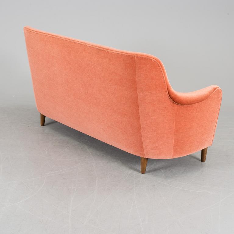 a "Samsas" sofa designed by Carl Malmsten.