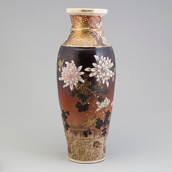 A Japanese porcelain vase, 20th century.