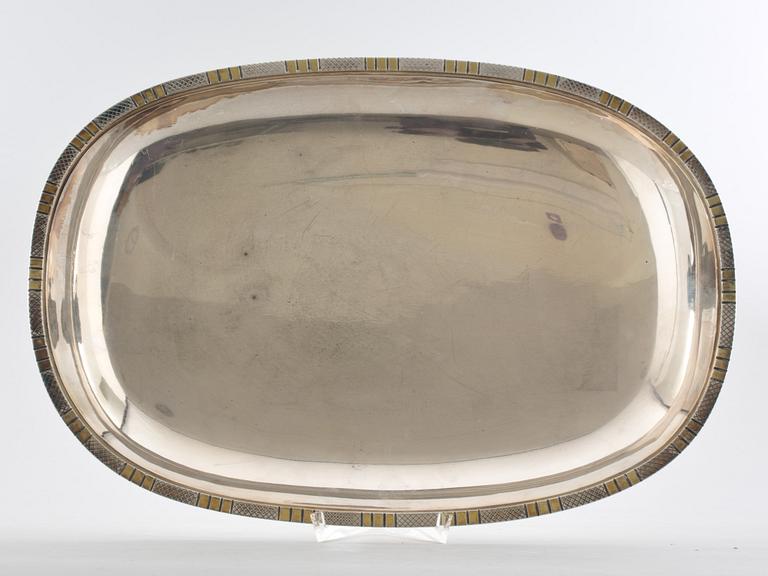 UPPLÄGGNINGSFAT, sterlingsilver. Vikt c:a 1210 g.