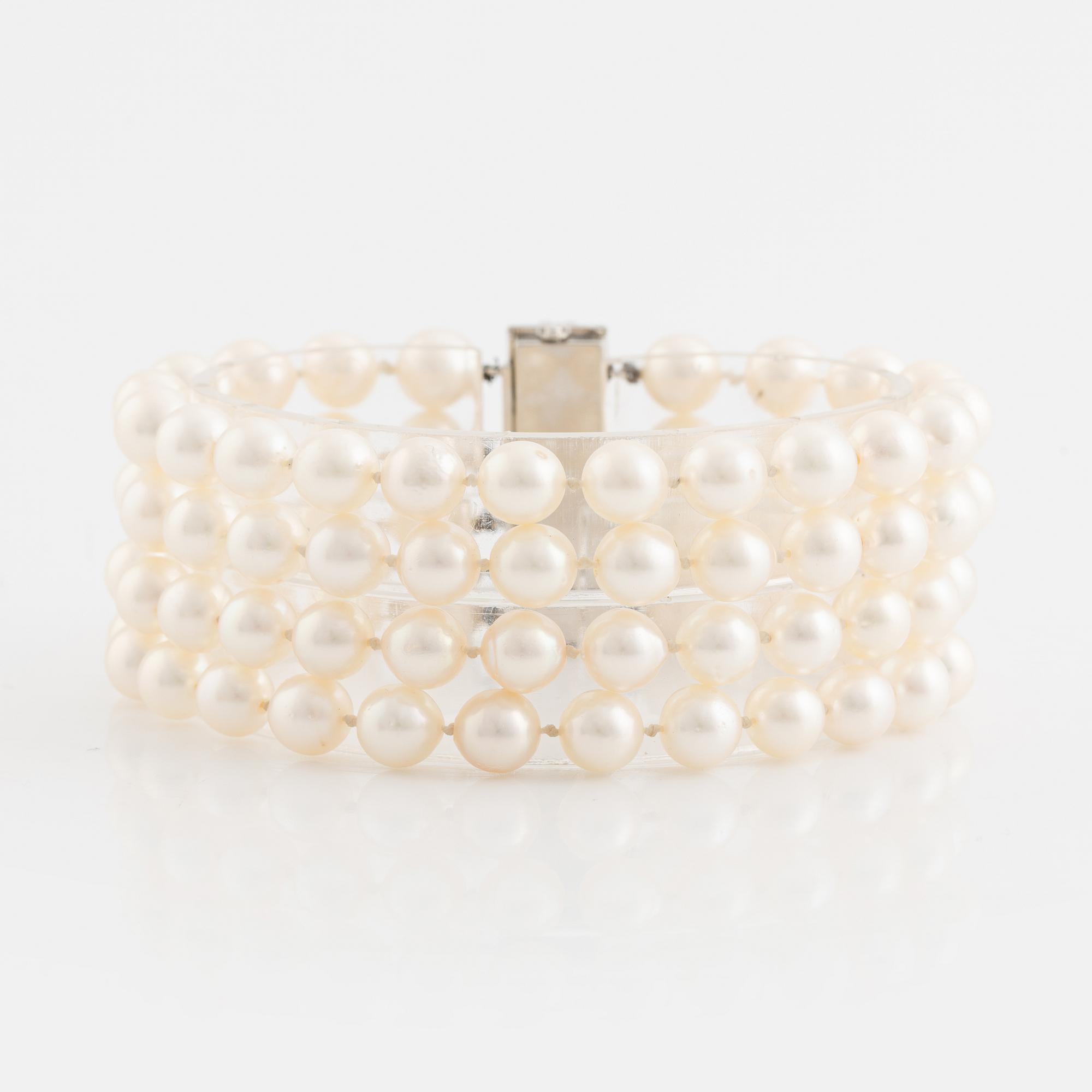 Four strand cultured pearl bracelet, clasp white gold with brilliant cut diamonds.