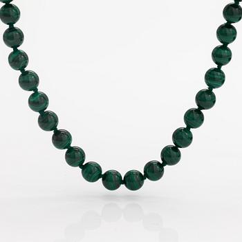 A malakite pearl collier with a sterling silver clasp.
