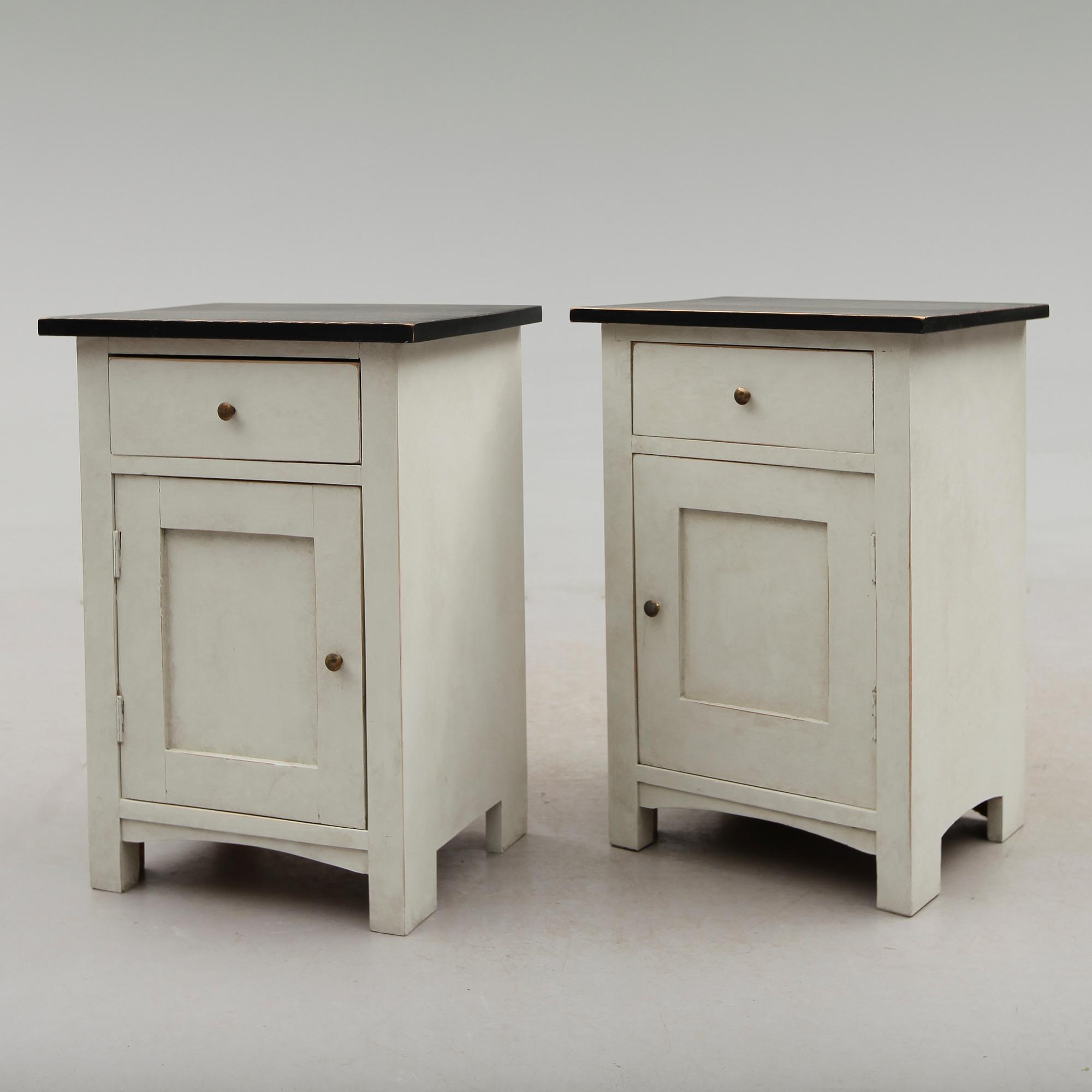 SÄNGBORD, 1 par, 1900-talets första hälft.