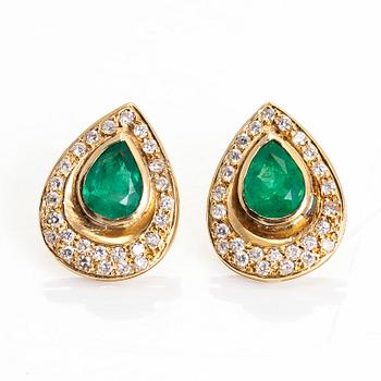 Earrings, approx. 17K gold, with emeralds and diamonds totalling approx. 0.52 ct.