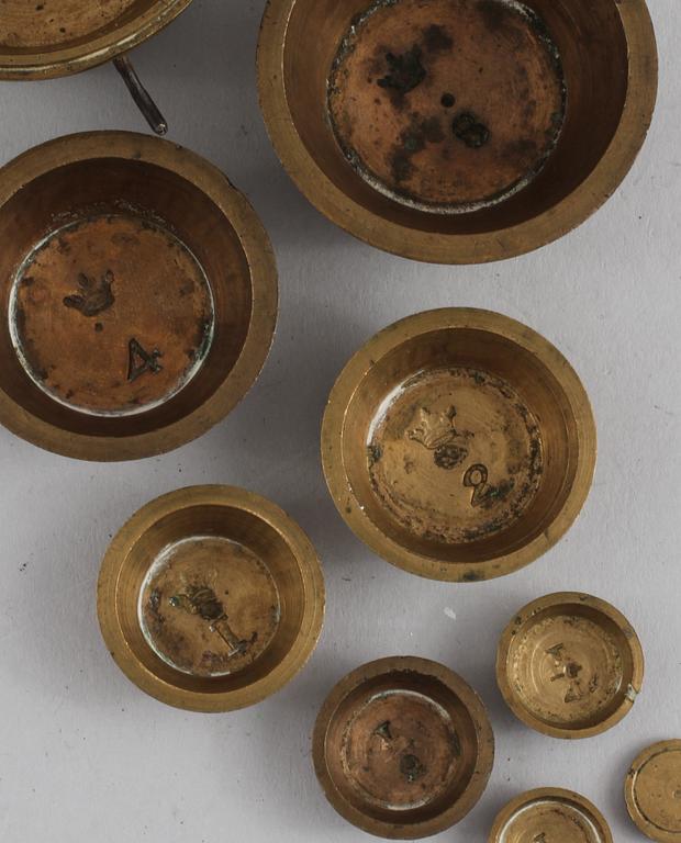 VIKTSATS, mässing, troligen Abel Wiberg (1757-1817), Eskilstuna, otydligt daterad 1816?.