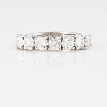 RING, 18K vitguld med 7 briljantslipade diamanter ca 1.50 ct. Vikt 4,7 gram.