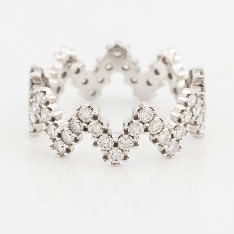 Ring, white gold, V-shaped with brilliant-cut diamonds.