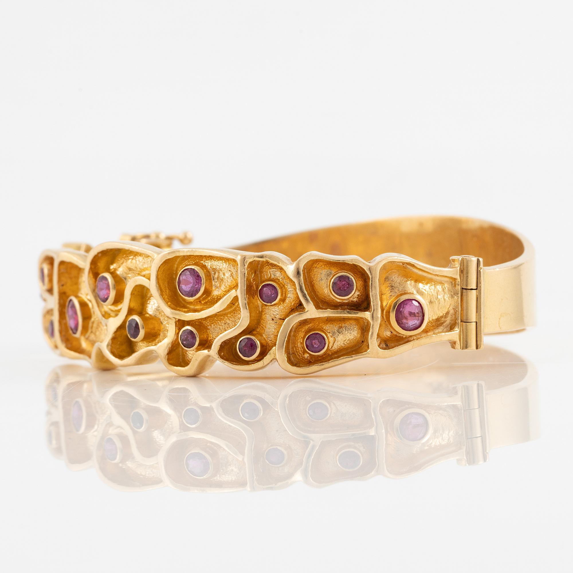 Bracelet, Robbert, 18K gold with red stones. Trosa 1971.