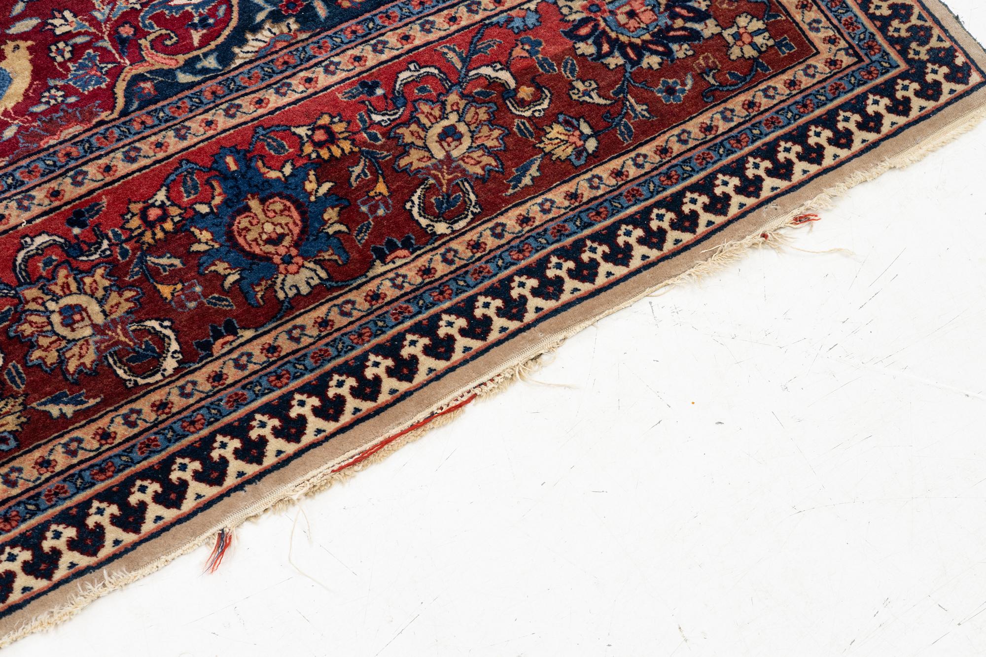 A semi-antique Sarouk carpet, a. 278 x 186 cm.
