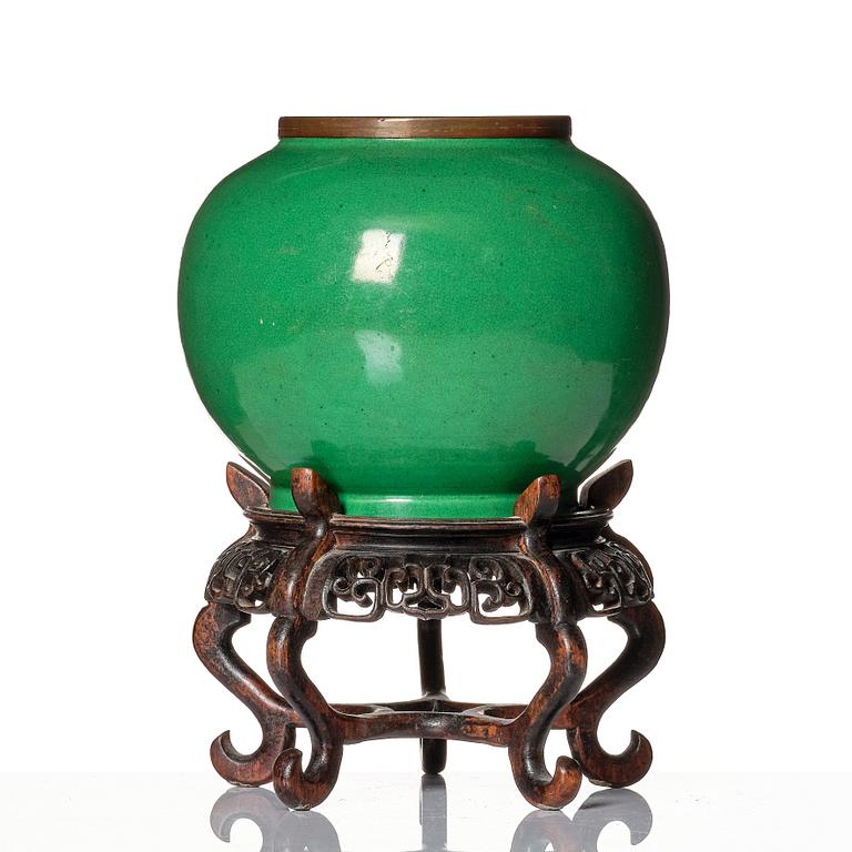 An apple green ge glazed jar, Qing dynasty, presumably 18th Century.