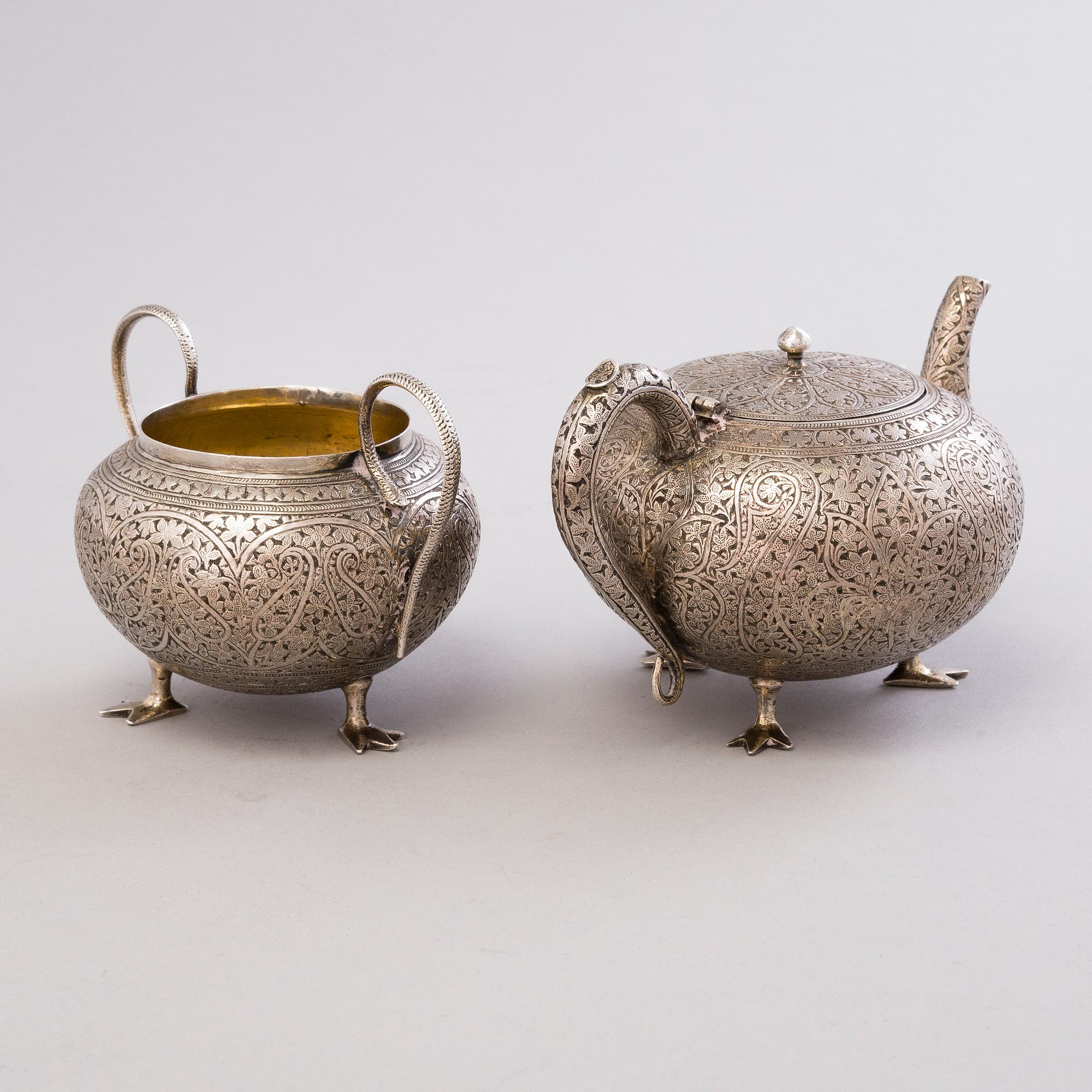 BRICKA med TEKANNA och SOCKERSKÅL, silver, finska kontrollstämplar Harry Bergman, Helsingfors 1964.