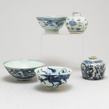 Three blue and white bowls and two jars, Ming dynasty (1368-1644).