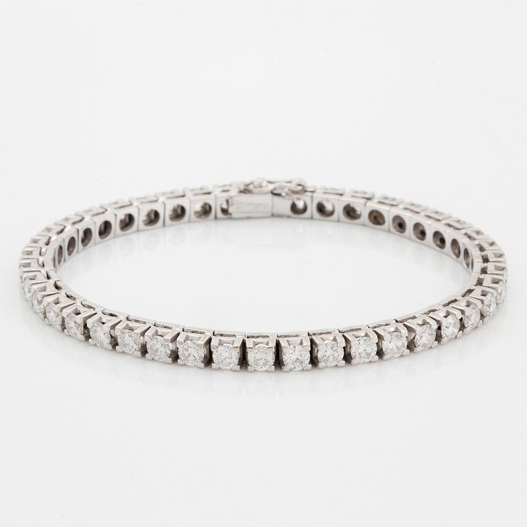 A tennis bracelet in 18K gold set with round brilliant-cut diamonds.