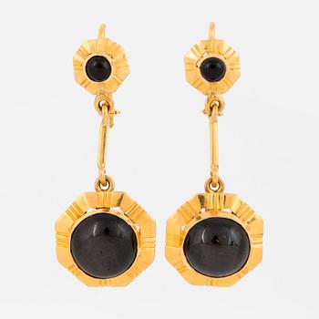 EARRINGS, one pair, at least 18K gold with cabochon cut black star diopside.