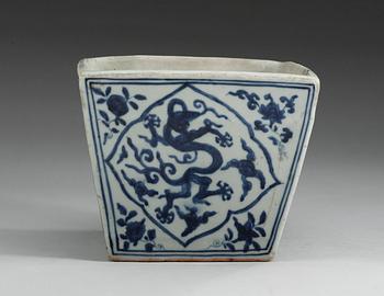 KRUKA, porslin. Ming dynastin, med Jiajings sex karaktärers märke och period (1522-1566) .