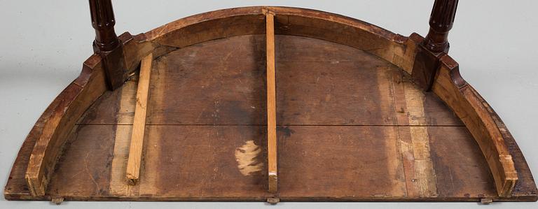 BORD, två stycken, 1800-tal, mahogny med trissor.