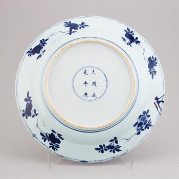 A blue and white serving dish, Qing dynasty,  Kangxi (1662-1722).