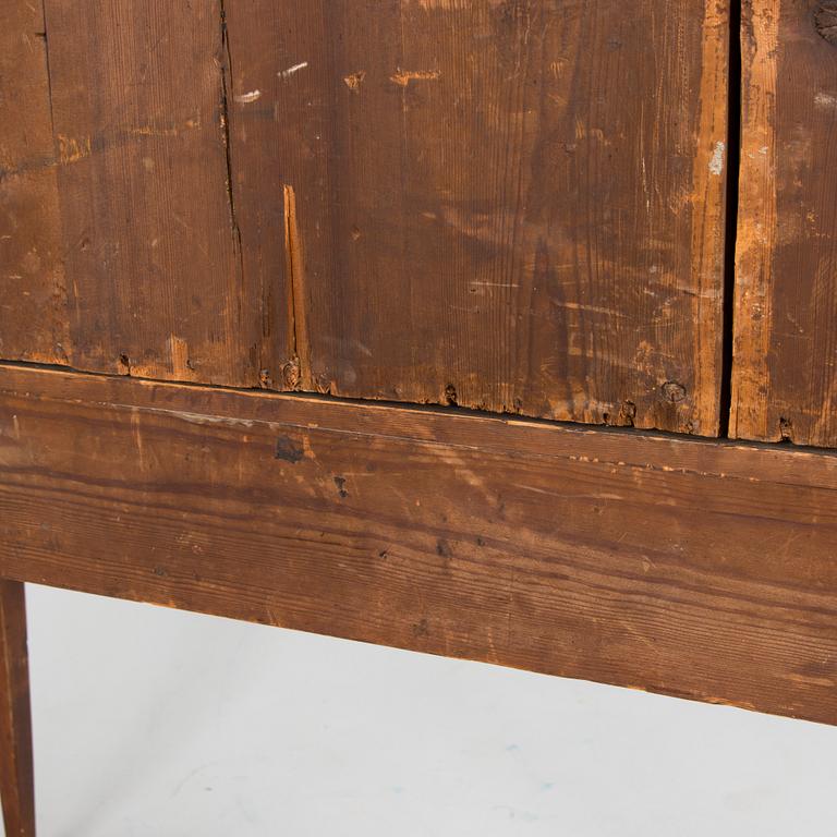 Skåp sengustavianskt, 1800-talets början och slut.