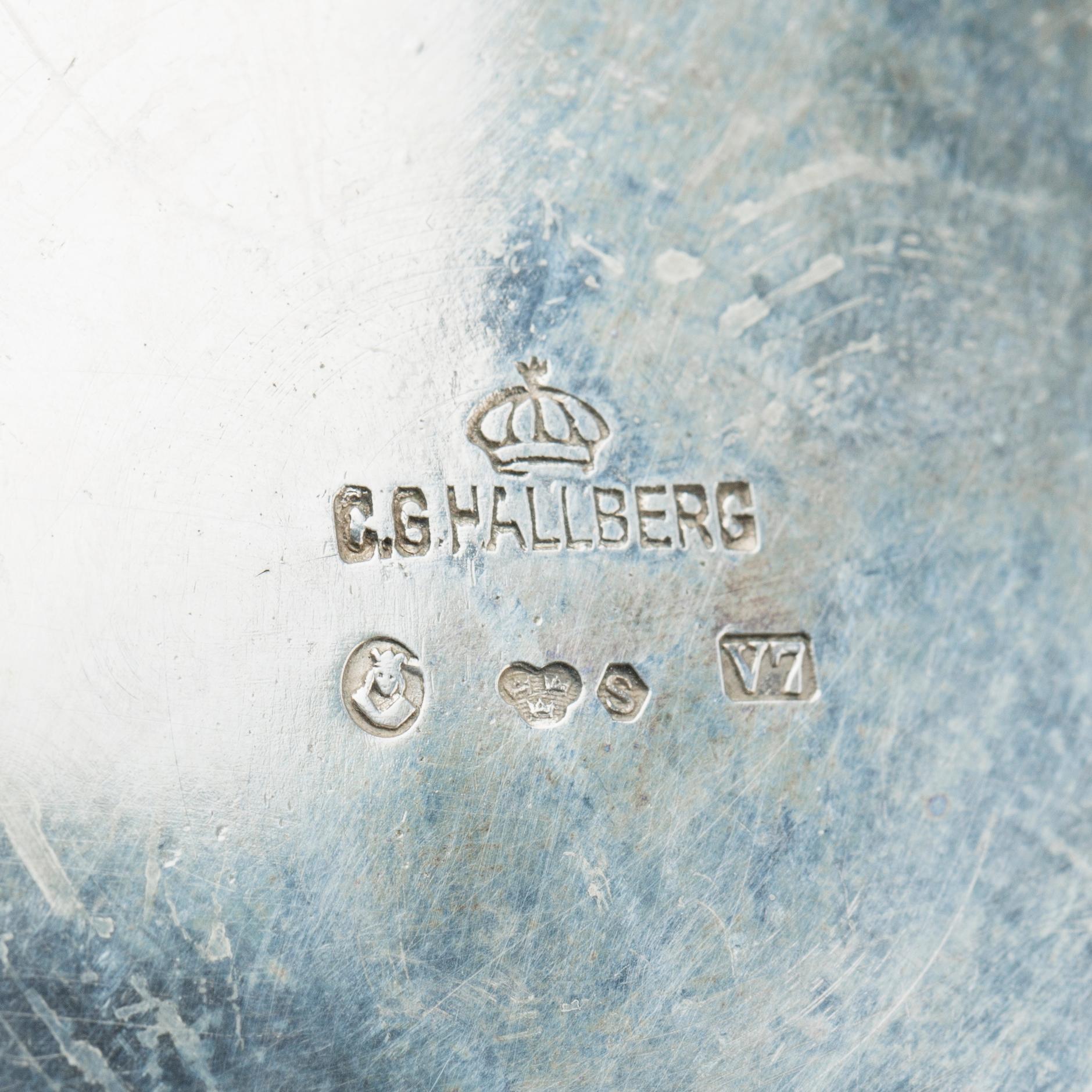 SKÅL PÅ FOT, silver, C G Hallberg, Stockholm 1923. Med Kungliga Segelsällskapet KSSS emblem. Vikt c:a 320 g.