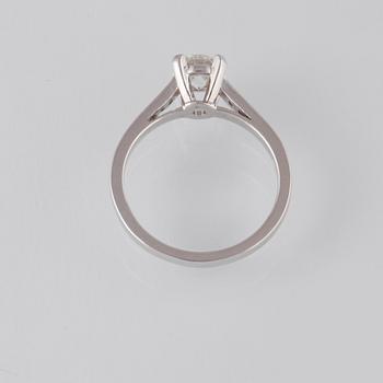 RING, 18K vitguld med briljantslipad diamant 0.97 ct samt mindre diamanter 0.16 ct. Vikt 4,1 gram.