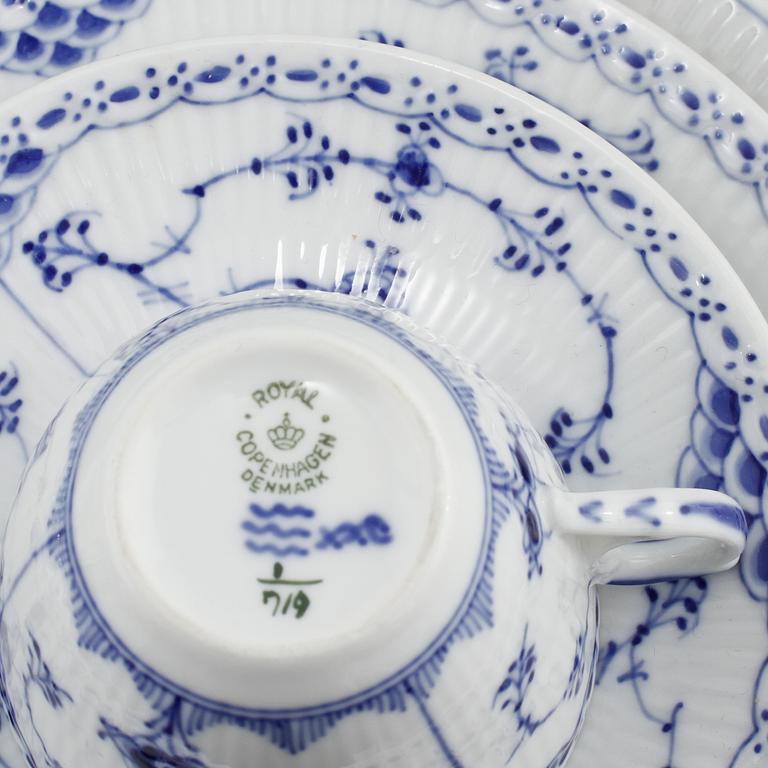 SERVISDELAR, 79 st, porslin, "Musselmalet", Royal Copenhagen, 1900-talets andra hälft.
