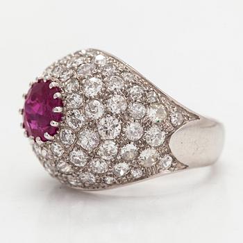 Ring, bombé, 18K vitguld, rubin samt diamanter totalt ca 1.26 ct, CF Carlman, Stockholm 1971.