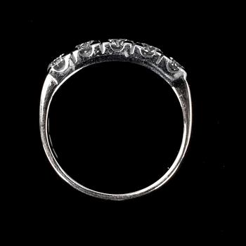 RING, 14K guld. 5 briljantslipade diamanter, 1.00 ct. Vikt 3,9 g.