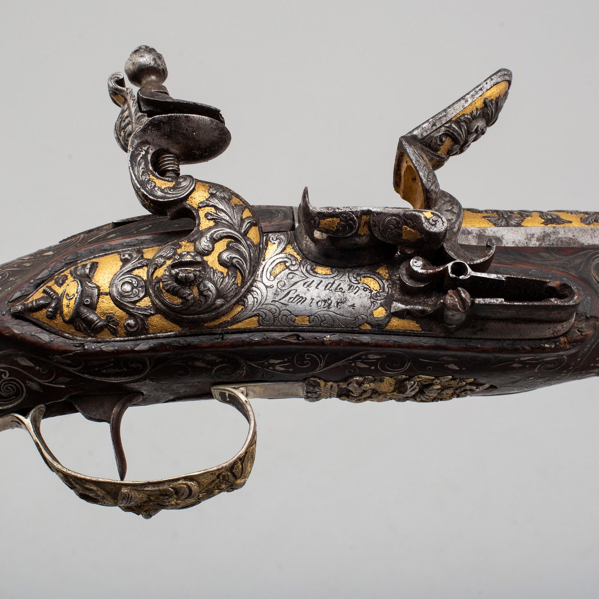 FLINTLÅSPISTOLER, ett par, signerade Jalabert Lamotte (?).